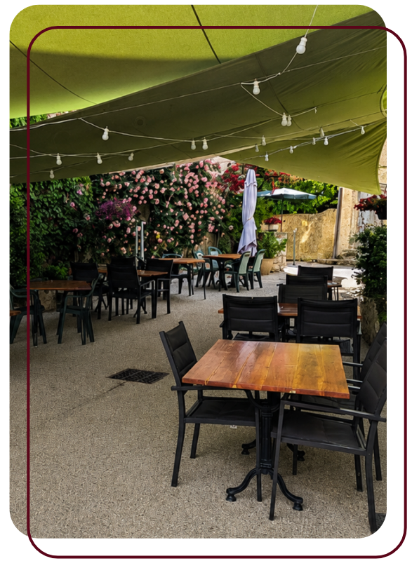 Terrasse extérieure de l’Hôtel Restaurant des Voyageurs à Nant